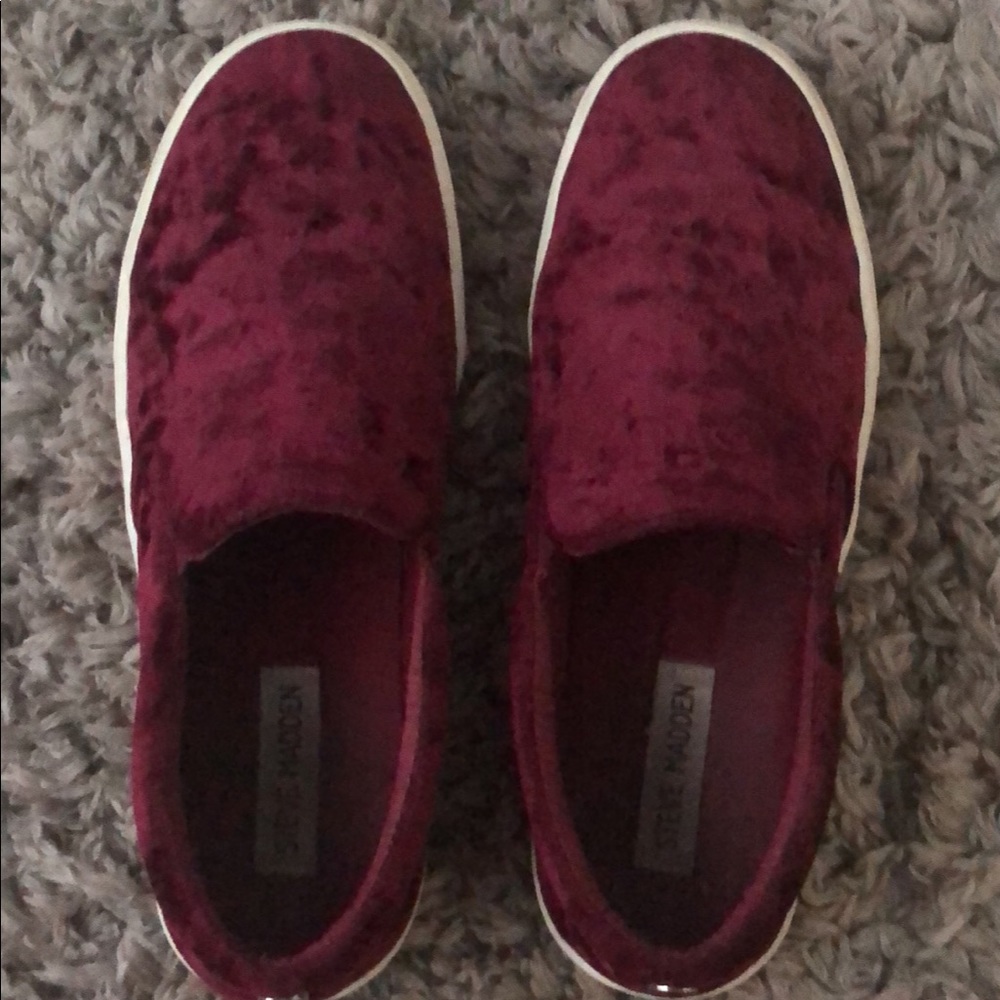 Burgundy velvet. Steve Madden gema sneakers